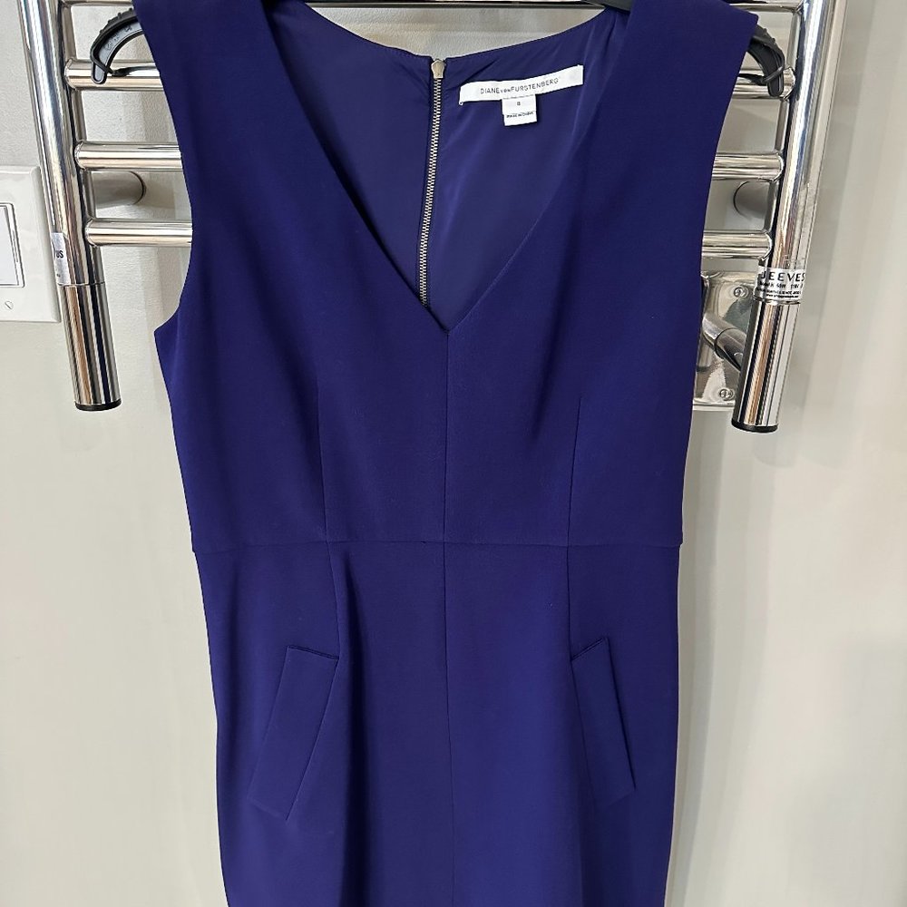 Diane von Furstenberg size 8 purple v neck dress